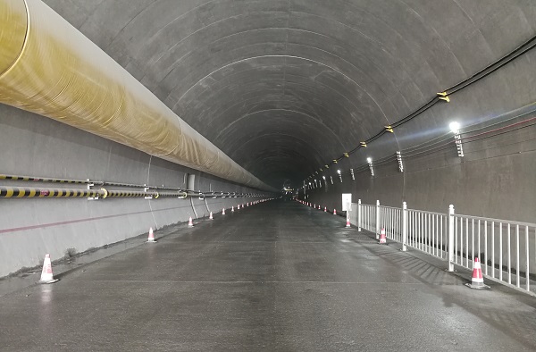 獻(xiàn)禮五一  新疆G575土建二標(biāo)東天山隧道出口右洞開挖進(jìn)尺突破5000米大關(guān)3.jpg