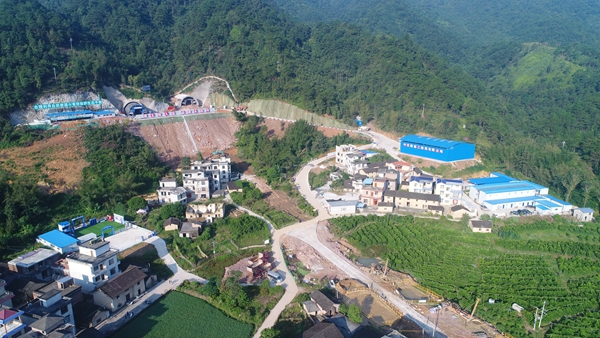 1590990216448041.jpg 1、洞口整體航拍_副本.jpg