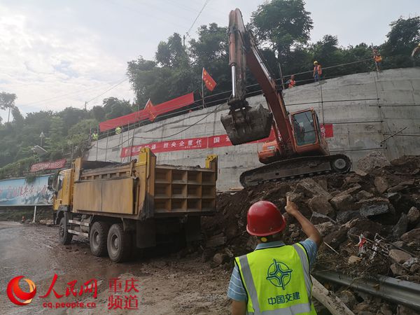 人民網報道；“路搶通啦，我們果農高興慘了！”                                                                                                                                                                                             